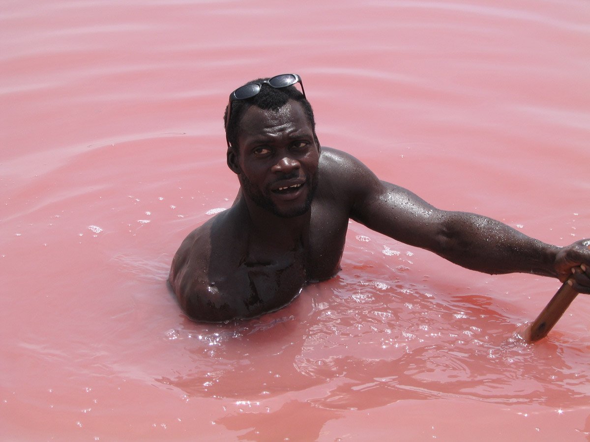 Розовая вода, белые берега: как туристы отдыхают на необычном малиновом озере Алтая